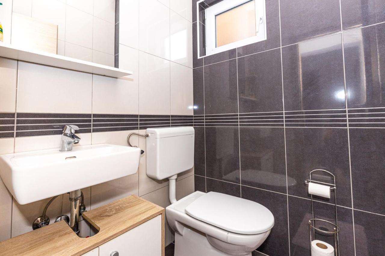 Spacious 2-Bedroom Apartment With Terrace And Parking 察夫塔特 外观 照片
