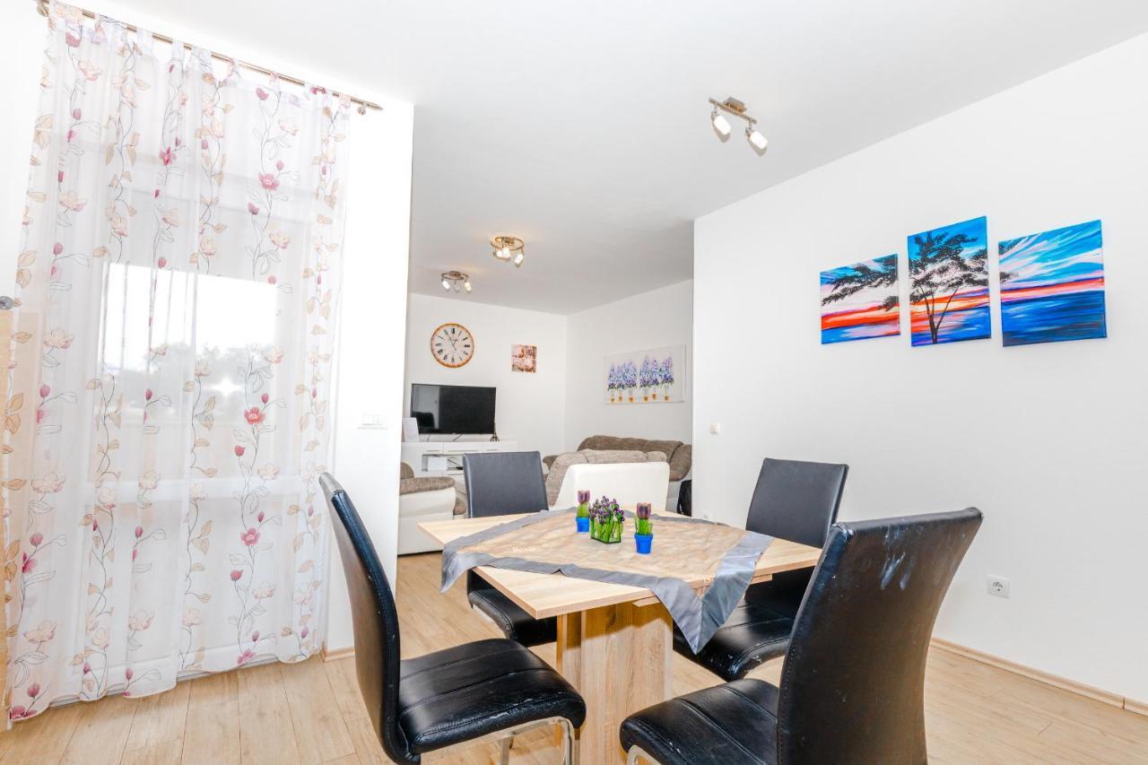 Spacious 2-Bedroom Apartment With Terrace And Parking 察夫塔特 外观 照片