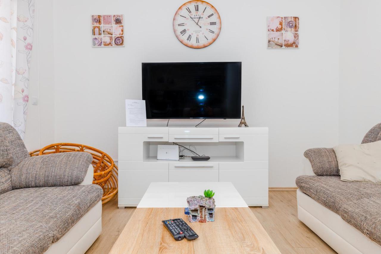 Spacious 2-Bedroom Apartment With Terrace And Parking 察夫塔特 外观 照片