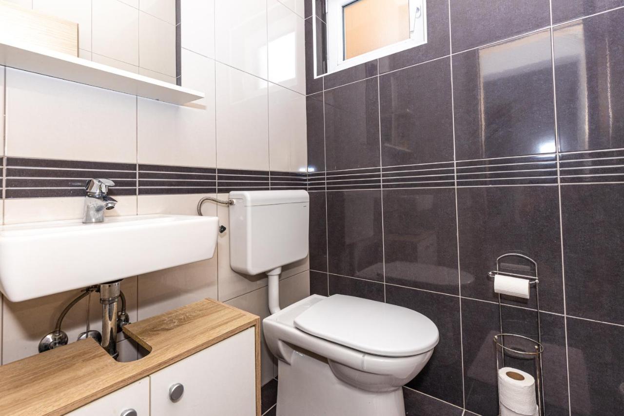 Spacious 2-Bedroom Apartment With Terrace And Parking 察夫塔特 外观 照片