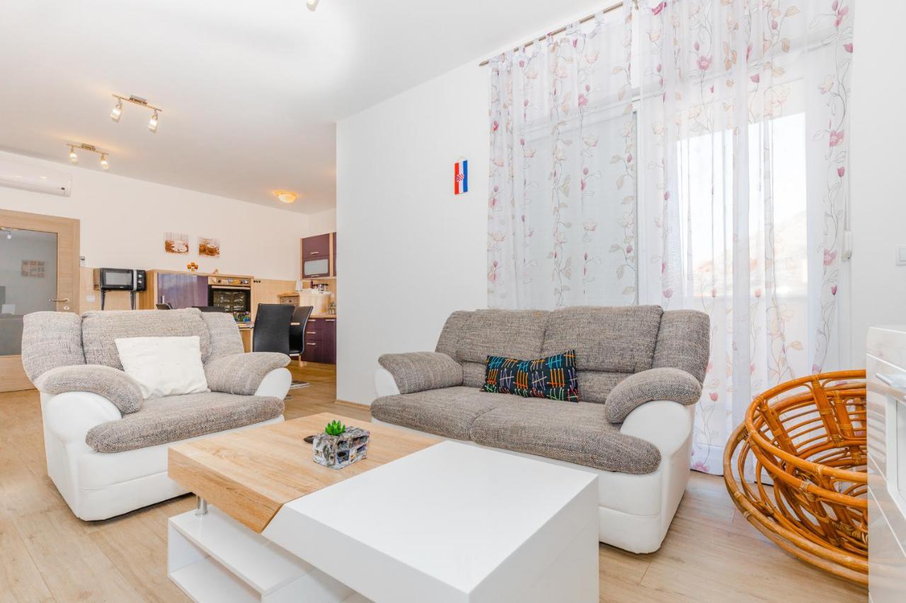 Spacious 2-Bedroom Apartment With Terrace And Parking 察夫塔特 外观 照片