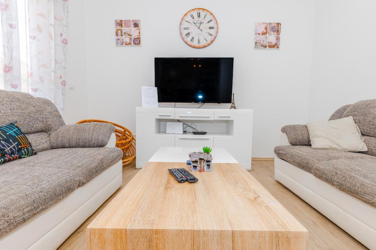 Spacious 2-Bedroom Apartment With Terrace And Parking 察夫塔特 外观 照片