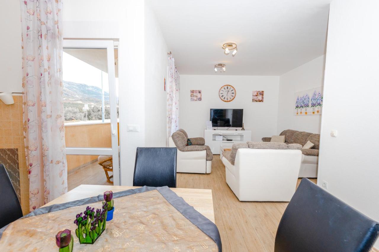 Spacious 2-Bedroom Apartment With Terrace And Parking 察夫塔特 外观 照片