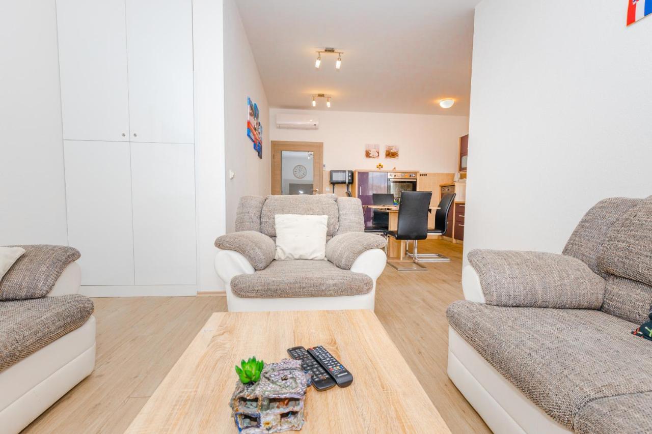 Spacious 2-Bedroom Apartment With Terrace And Parking 察夫塔特 外观 照片